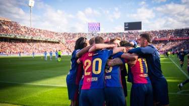 Pemain Barcelona merayakan gol