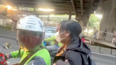 Ojol diajak penumpang lawan arus dan tidak pakai helm.