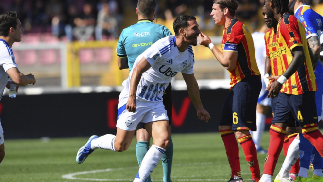 Pemain Como 1907 Assane Diao rayakan gol ke gawang lecce.
