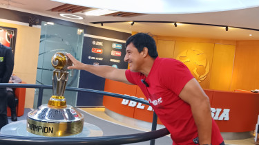 Alfredo Vera Menyentuh Tropi Liga 2 Persebaya