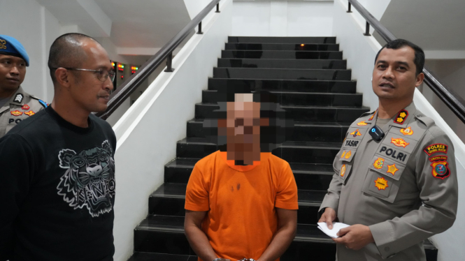 Kapolres Tapsel, AKBP. Yasir Ahmadi memberikan keterangan pers kasus pencabulan 4 santri di Kabupaten Tapsel dengan tersangka AH (tengah).(dok Polres Tapsel)