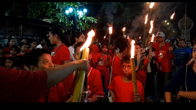 Ribuan Umat Kristiani di Kupang Gelar Pawai Obor Paskah Dini Hari