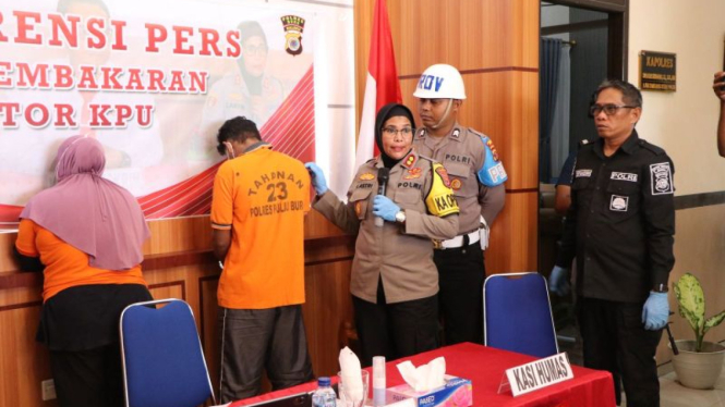 Kapolres Buru AKBP Sulastri Sukidjang dalam konferensi pers
