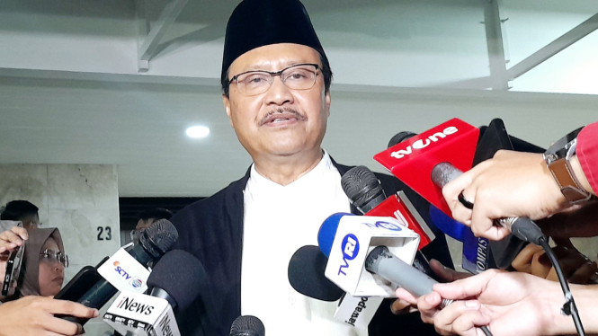 [Menteri Sosial, Saifullah Yusuf alias Gus Ipul saat ditemui di acara Halalbihalal PKB, kawasan Widya Chandra, Jakarta Selatan, Minggu, 20 April 2025]