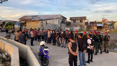 TNI/Polri apel saat melakukan pengamanan di lokasi tawuran di Belawan, Kota Medan.(istimewa/VIVA)