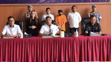 Polisi menetapkan dokter PPDS UI berinisial MAES sebagai tersangka lantaran tertangkap basah merekam seorang mahasiswi berusia 22 tahun, berinisial SS, saat sedang mandi.