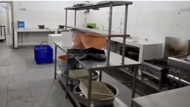 Dapur MBG di Kalibata, Jakarta Selatan, yang digerakkan oleh Ira Mesra, harus terus beroperasi menggunakan dana pribadi karena pencairan dana dari Yayasan Media Berkat Nusantara (MBN) belum juga dilakukan.