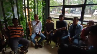 Pengacara bersama karyawan yang ijazahnya ditahan perusahaan di Surabaya