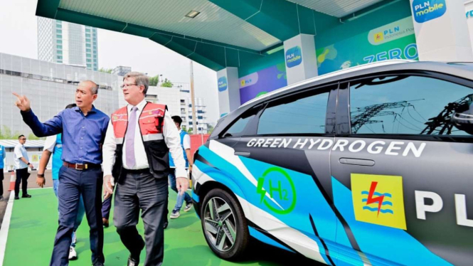 Direktur Utama PLN Indonesia Power Edwin Nugraha Putra (kiri) saat menunjukkan fasilitas di Hydrogen Refuelling Stastion (HRS) atau Stasiun Pengisian Bahan Bakar Hidrogen (SPBH) milik PLN IP