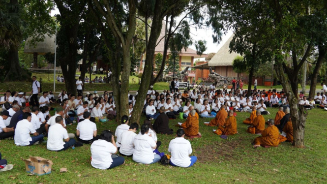 Jelang Waisak, Ratusan Umat Buddha Meditasi dan Tanam Pohon Bodhi di TMII