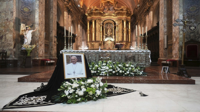 Foto mendiang Paus Fransiskus dipajang di Katedral Buenos Aires, Argentina