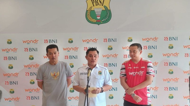 Ketua Umum PBSI Muhammad Fadil Imran (tengah) didampingi Wakil Ketua Umum I PBSI
