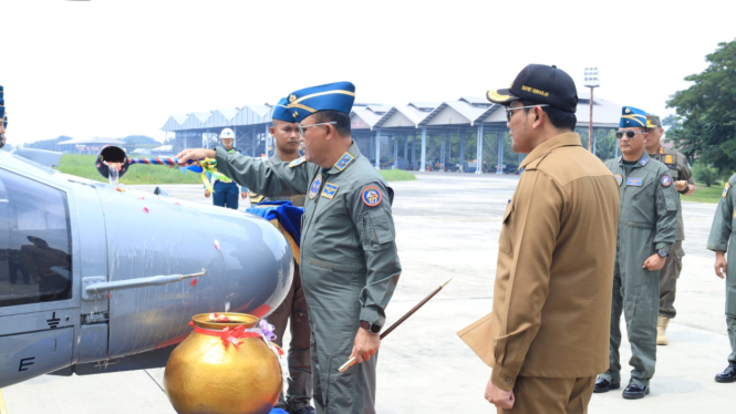 VIVA Militer: Danpuspenerbal lakukan prosesi siraman Helikopter baru TNI AL