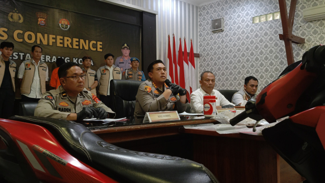 Polisi merilis pelaku mutilasi dan barang bukti di Serang, Banten.