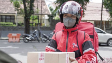 Kurir perempuan 