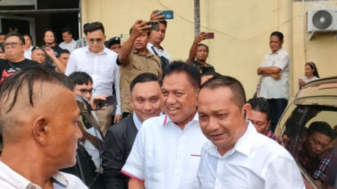 Mantan Gubernur Sulawesi Utara Olly Dondokambey (tengah/baris kanan)