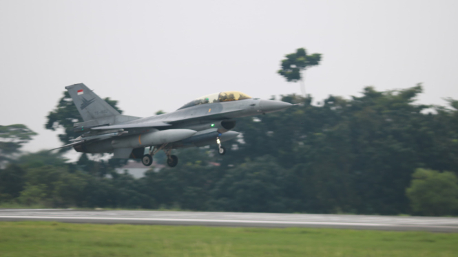 VIVA Militer: Pesawat Tempur F-16 Fighting Falcon terlibat latihan Petir
