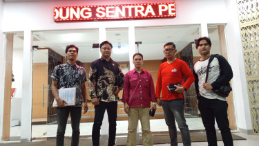 Kasus pemerkosaan oleh Pedagang Asongan (tengah) saat ditangani polisi. VIVA/Muhammad AR