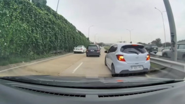 Viral pengemudi mobil Honda Brio mundur di jalan tol