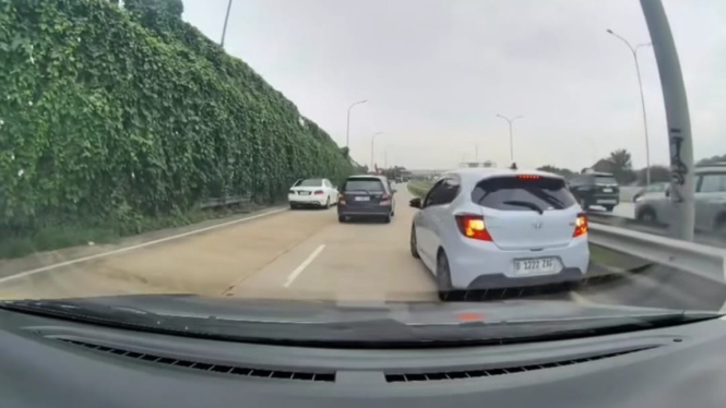 Viral pengemudi mobil Honda Brio mundur di jalan tol