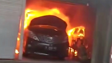 7 mobil terbakar di garasi rumah