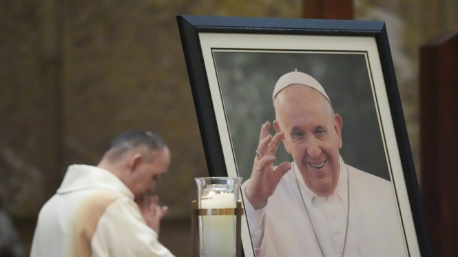 Doa dan duka cita atas wafatnya Paus Fransiskus di Katedral Los Angeles