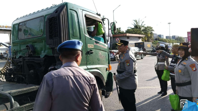 Polres Pelabuhan Tanjung Priok memberikan sembako ke sopir
