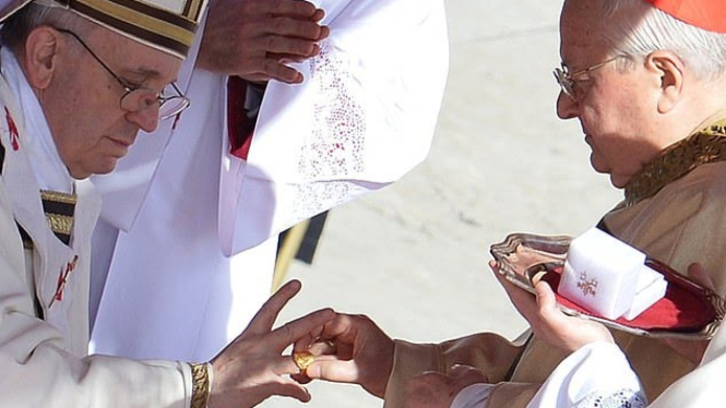 Paus Fransiskus Menerima Cincin Kepausan (Cincin Nelayan) Saat Dilantik Pada 2013 (Doc: Daily Mail)