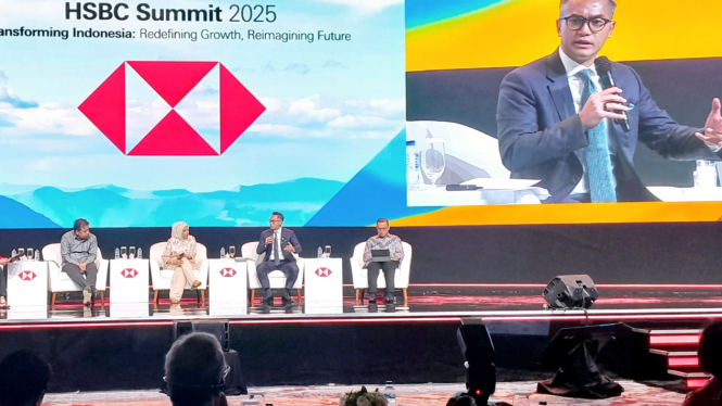 [Ketua Umum Kadin Indonesia, Anindya Bakrie, saat menjadi salah satu panelis di acara 'HSBC Summit 2025: Transforming Indonesia: Redefining Growth, Reimagining Future', yang digelar di kawasan SCBD, Jakarta Selatan, Selasa, 22 April 2025]