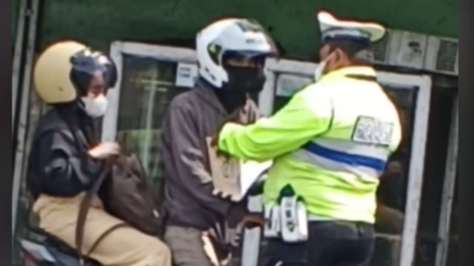 Oknum Polisi di Sumedang Diduga Lakukan Pungli, Uang Diselipkan di Buku Tilang