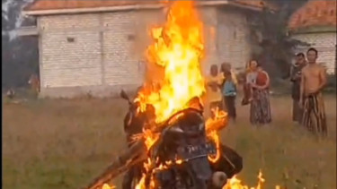 Motor pencuri di Sampang ludes dibakar warga