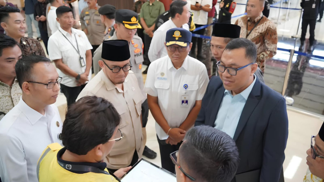 Wakil Ketua Badan Penyelenggara Haji Dahnil Anzar Simanjuntak cek kesiapan fasilitas haji di Bandara Soetta, Tangerang
