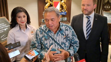 Wakil Ketua Umum (WKU) Kadin Indonesia Bidang Perdagangan Internasional, Benardino M. Vega bersama Menteri Luar Negeri Estonia, Margus Tsahkna, usai meneken MoU di Menara Kadin Indonesia, kawasan Kuningan, Jakarta Selatan, Selasa, 22 April 2025