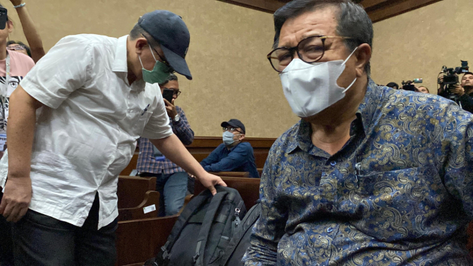 Terdakwa Erintuah Damanik (kanan) dan Mangapul di Pengadilan Tipikor pada PN Jakarta Pusat saat jalani sidang tuntutan kasus dugaan suap dan gratifikasi usai memberikan vonis bebas Ronald Tannur