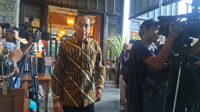 Mantan Presiden Joko Widodo saat ditemui di kawasan Jakarta Pusat