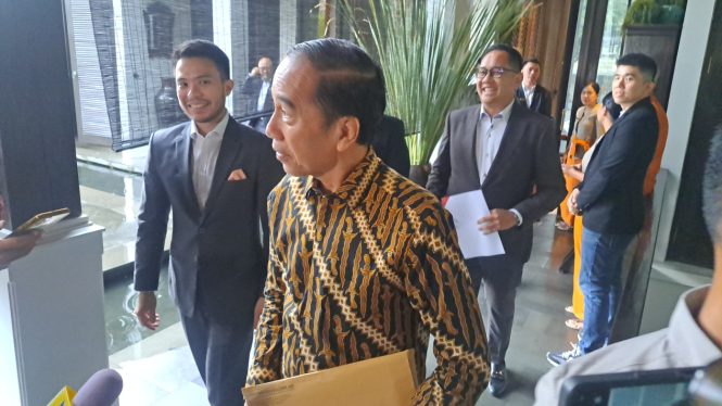 Mantan Presiden Joko Widodo saat ditemui di kawasan Jakarta Pusat