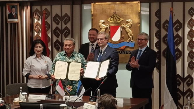 Wakil Ketua Umum Kadin Indonesia Bidang Perdagangan Internasional, Benardino M. Vega (kedua dari kiri) bersama Wakil Ketua Umum Kadin Estonia, Oliver Vaartnou (kedua dari kanan), menunjukkan naskah MoU yang baru saja ditandatangani.