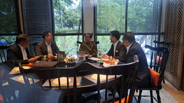 Mantan Presiden Republik Indonesia, Joko Widodo, bertemu dengan tim kuasa hukumnya di kawasan Jakarta Pusat