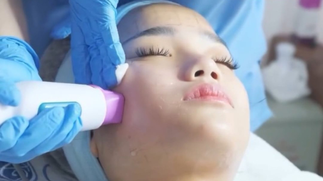 Fuji lakukan treatment kecantikan.