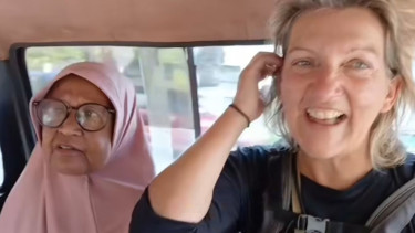 Nenek curhat ke bule