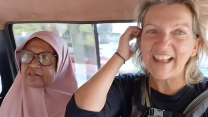 Nenek curhat ke bule