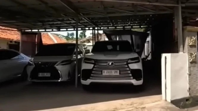 Lexus LX600 milik Dedi Mulyadi