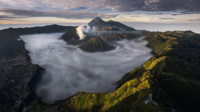 Fikri Muharom (Indonesia) memenangkan penghargaan perdana Pano Awards 2024 Southeast Asia Open Photographer of the Year dengan foto Gunung Bromo berjudul The Volcanoes Theatre.