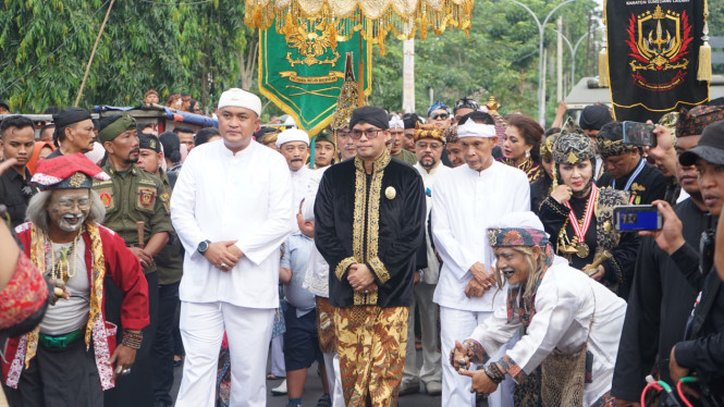 Kirab Panji dan Mahkota Kemaharajaan Sunda