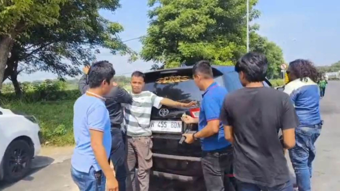 Petugas menangkap pelaku penculikan (kaus putih) di Tol Gresik. (Istimewa)