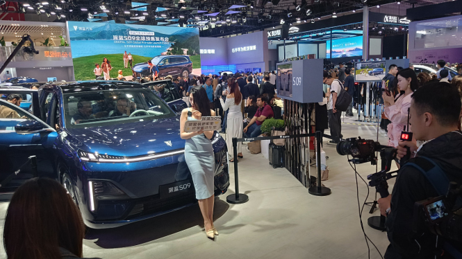 SPG di Shanghai Auto Show pasarkan mobil lewat media sosial