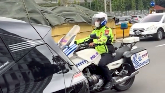Petugas patwal ditantang bunyikan sirine oleh pengemudi mobil