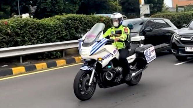 Petugas patwal ditantang bunyikan sirine oleh pengemudi mobil