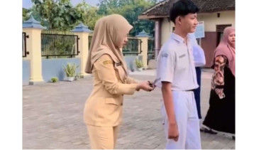 Viral Guru Berpakaian Ketat Gunting Seragam Siswa yang Dianggap Melanggar, 