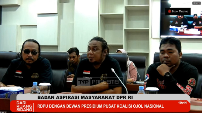 Ketua Dewan Presidium Pusat Koalisi Ojol Nasional, Andi Kristiyanto (tengah) ngadu ke BAM DPR, Rabu, 23 April 2025
